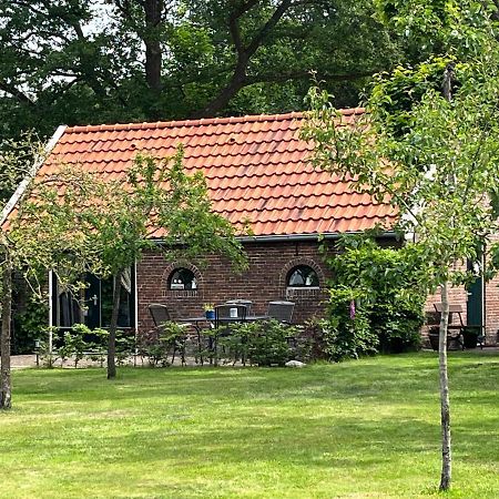 Landelijk gelegen Huisje op erf Veeningen Buitenkant foto