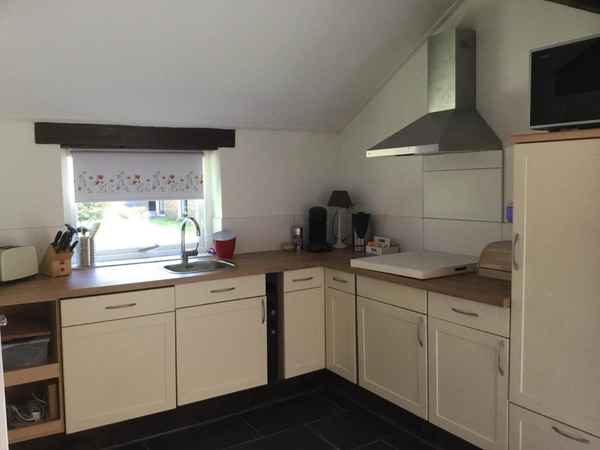 Landelijk gelegen Huisje op erf Veeningen Buitenkant foto