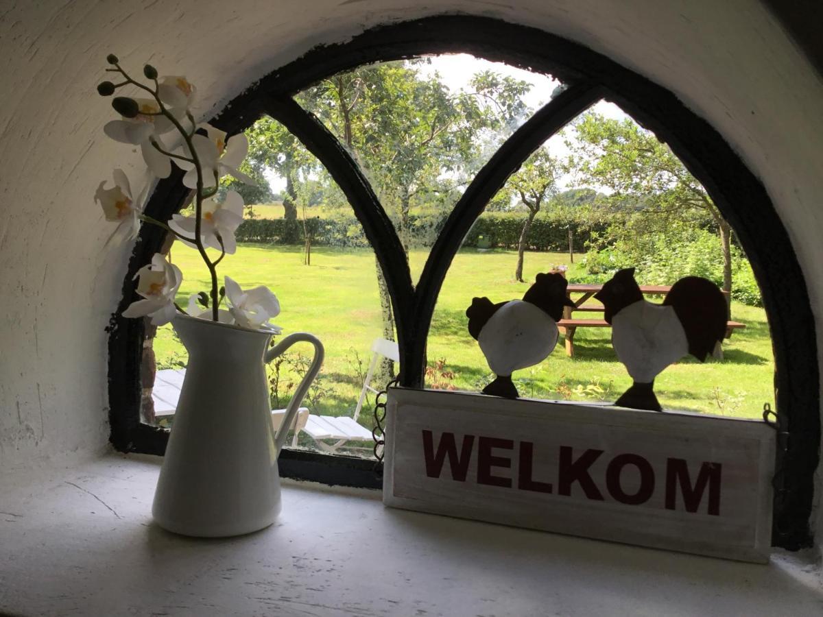 Landelijk gelegen Huisje op erf Veeningen Buitenkant foto
