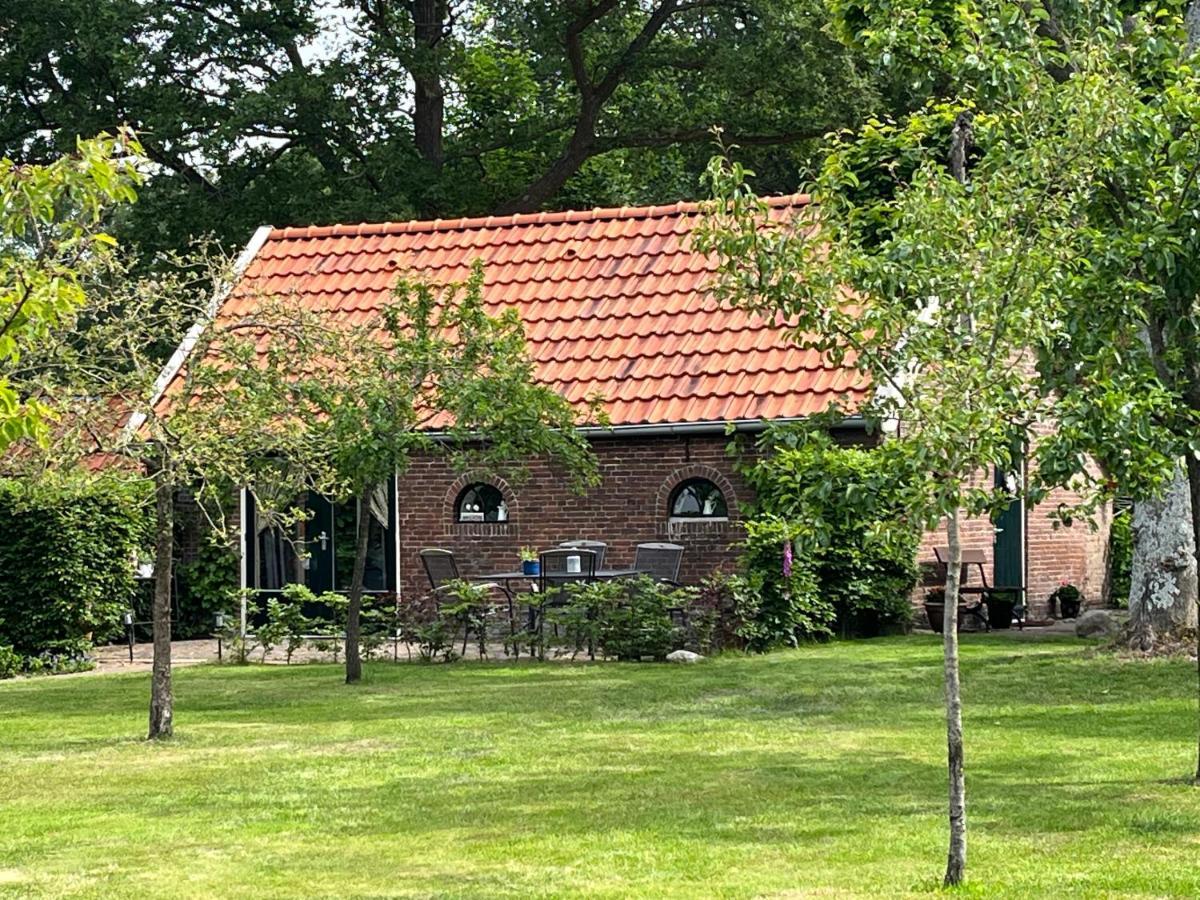 Landelijk gelegen Huisje op erf Veeningen Buitenkant foto
