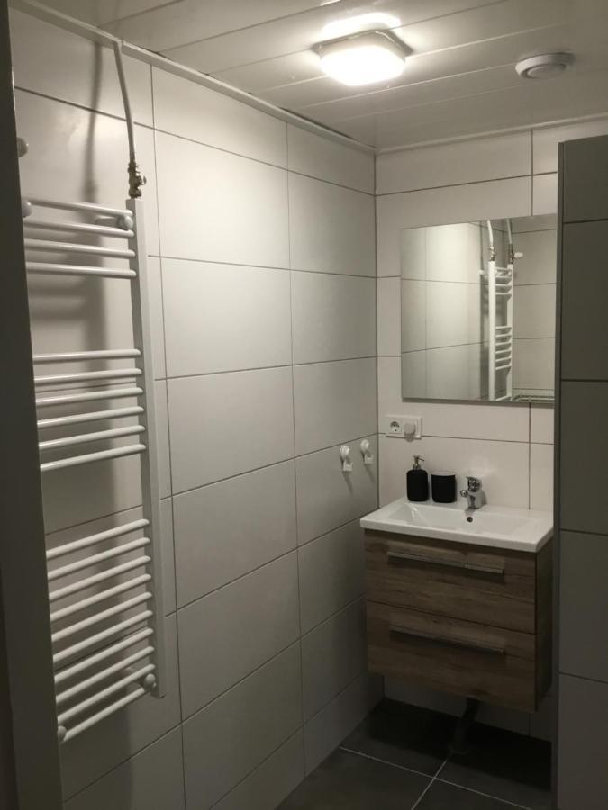 Landelijk gelegen Huisje op erf Veeningen Buitenkant foto