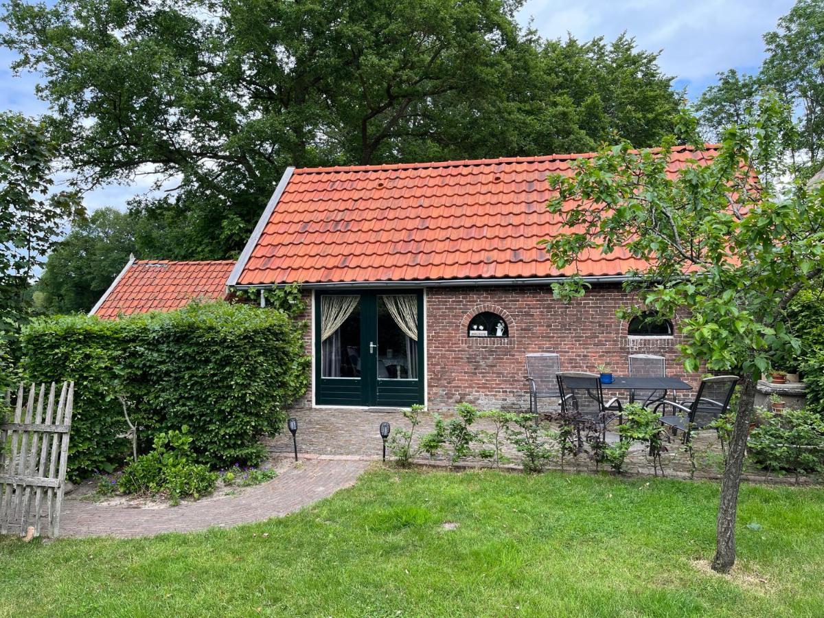 Landelijk gelegen Huisje op erf Veeningen Buitenkant foto
