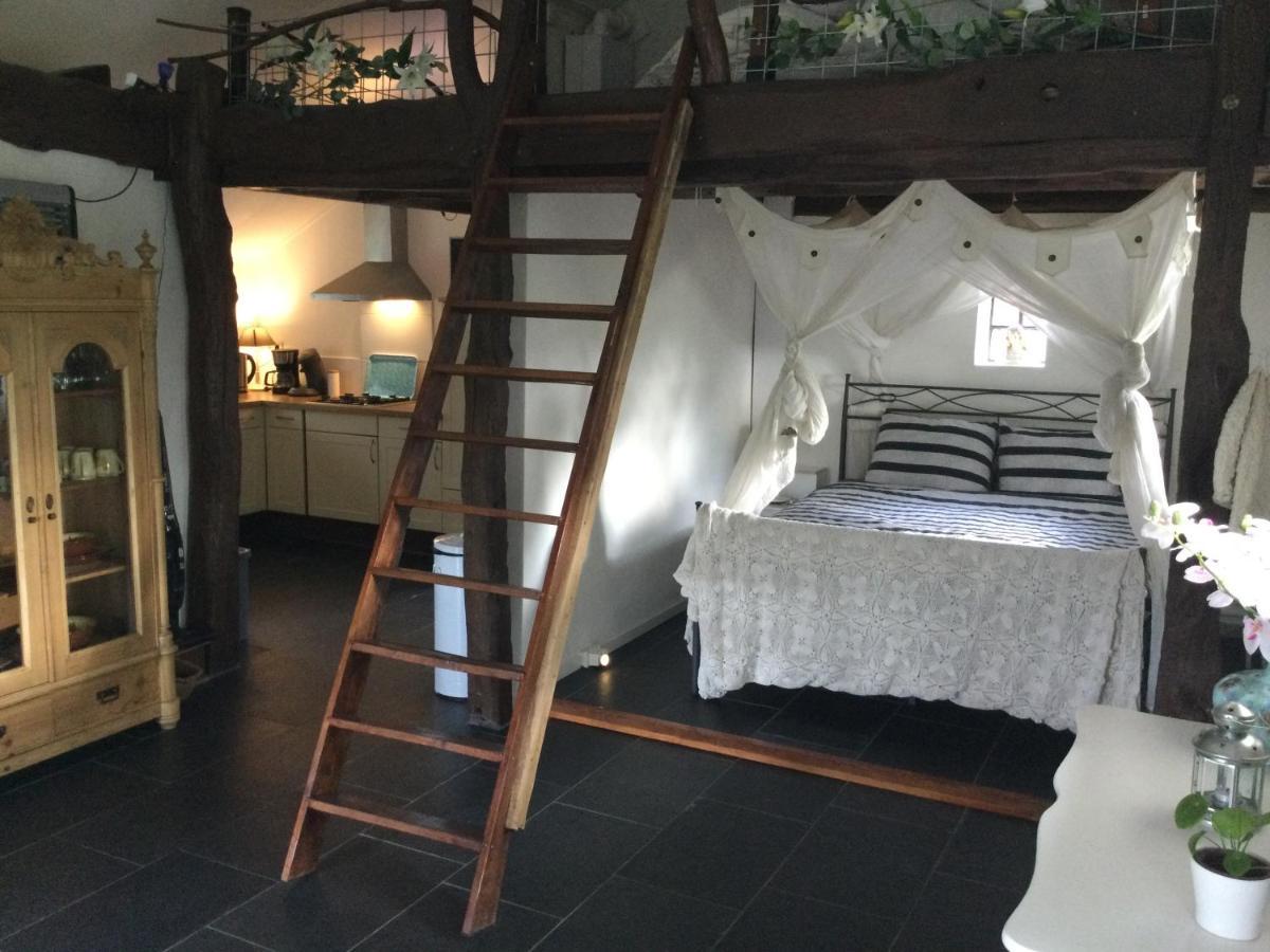 Landelijk gelegen Huisje op erf Veeningen Buitenkant foto