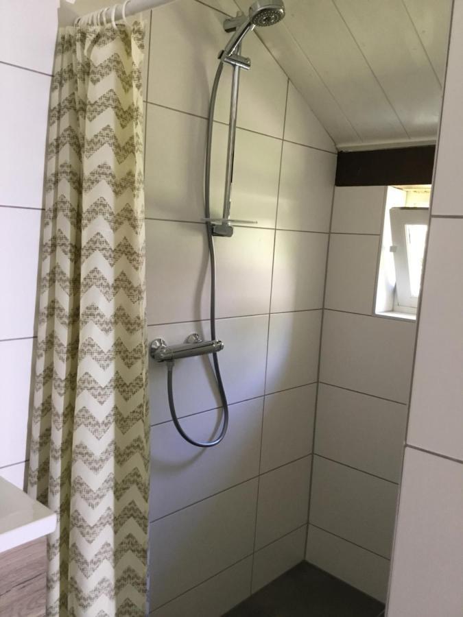Landelijk gelegen Huisje op erf Veeningen Buitenkant foto