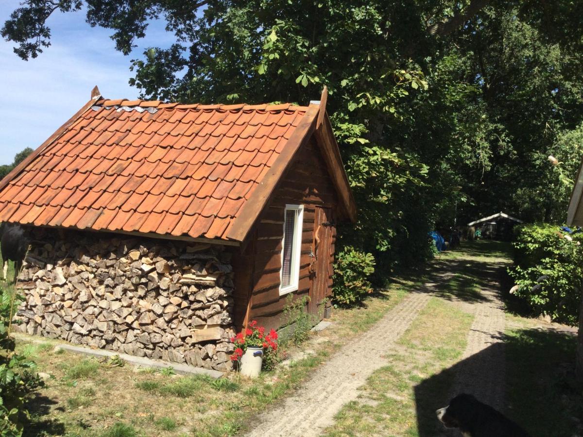 Landelijk gelegen Huisje op erf Veeningen Buitenkant foto