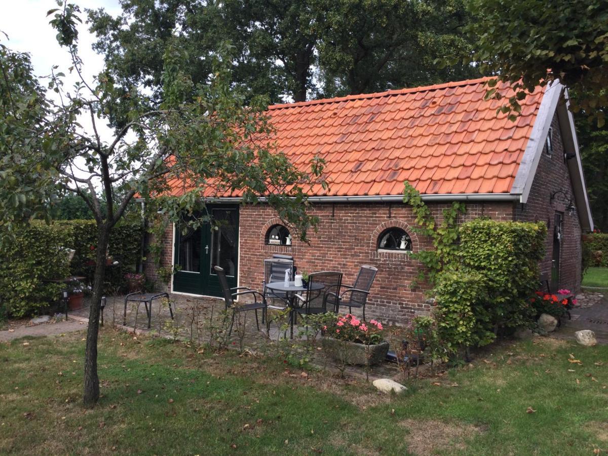 Landelijk gelegen Huisje op erf Veeningen Buitenkant foto