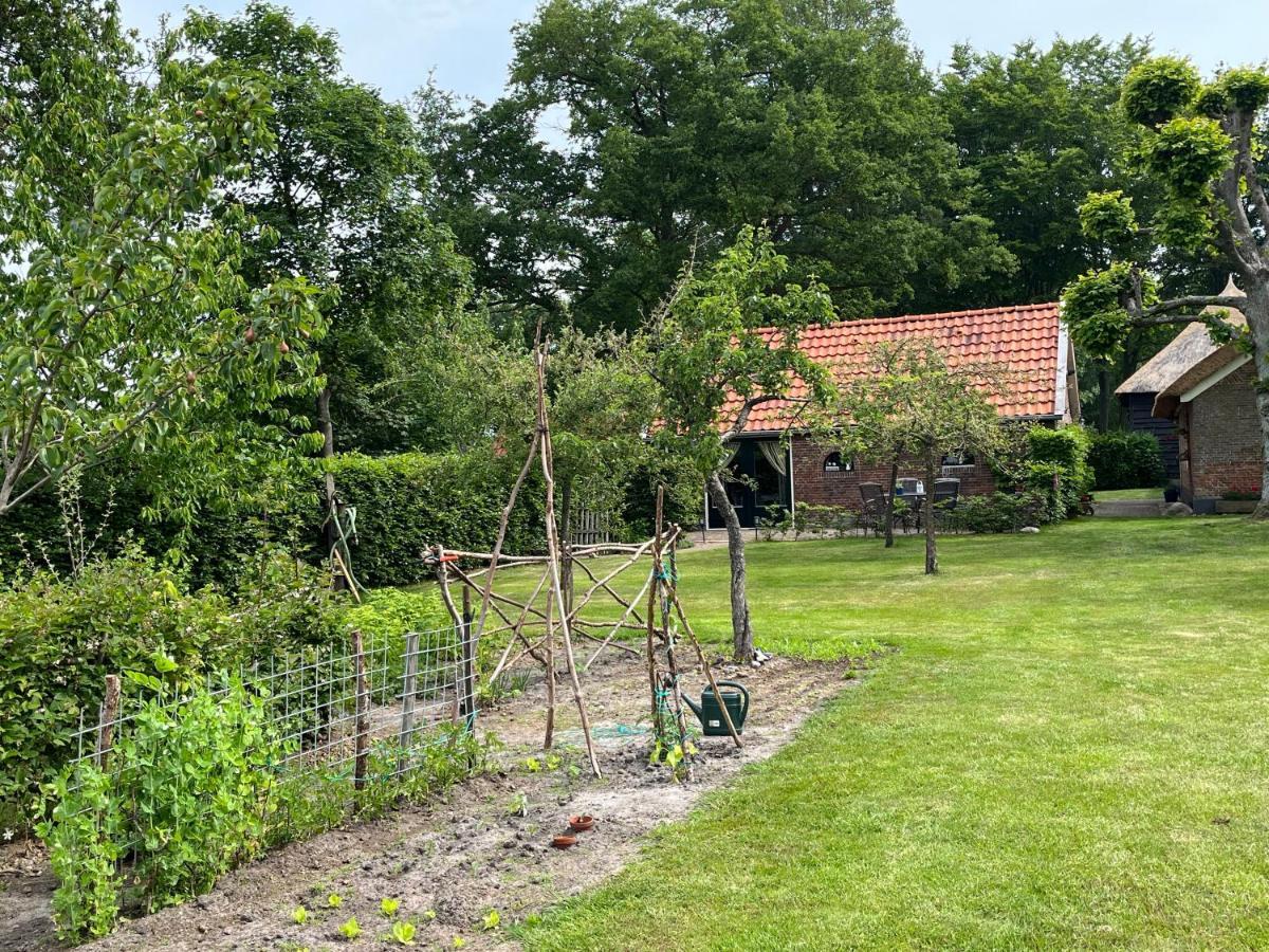 Landelijk gelegen Huisje op erf Veeningen Buitenkant foto