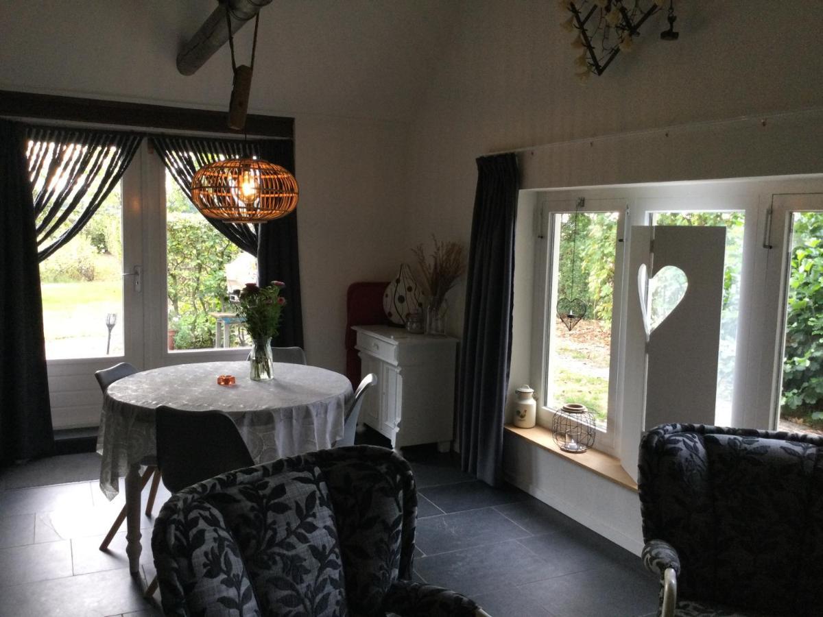 Landelijk gelegen Huisje op erf Veeningen Buitenkant foto