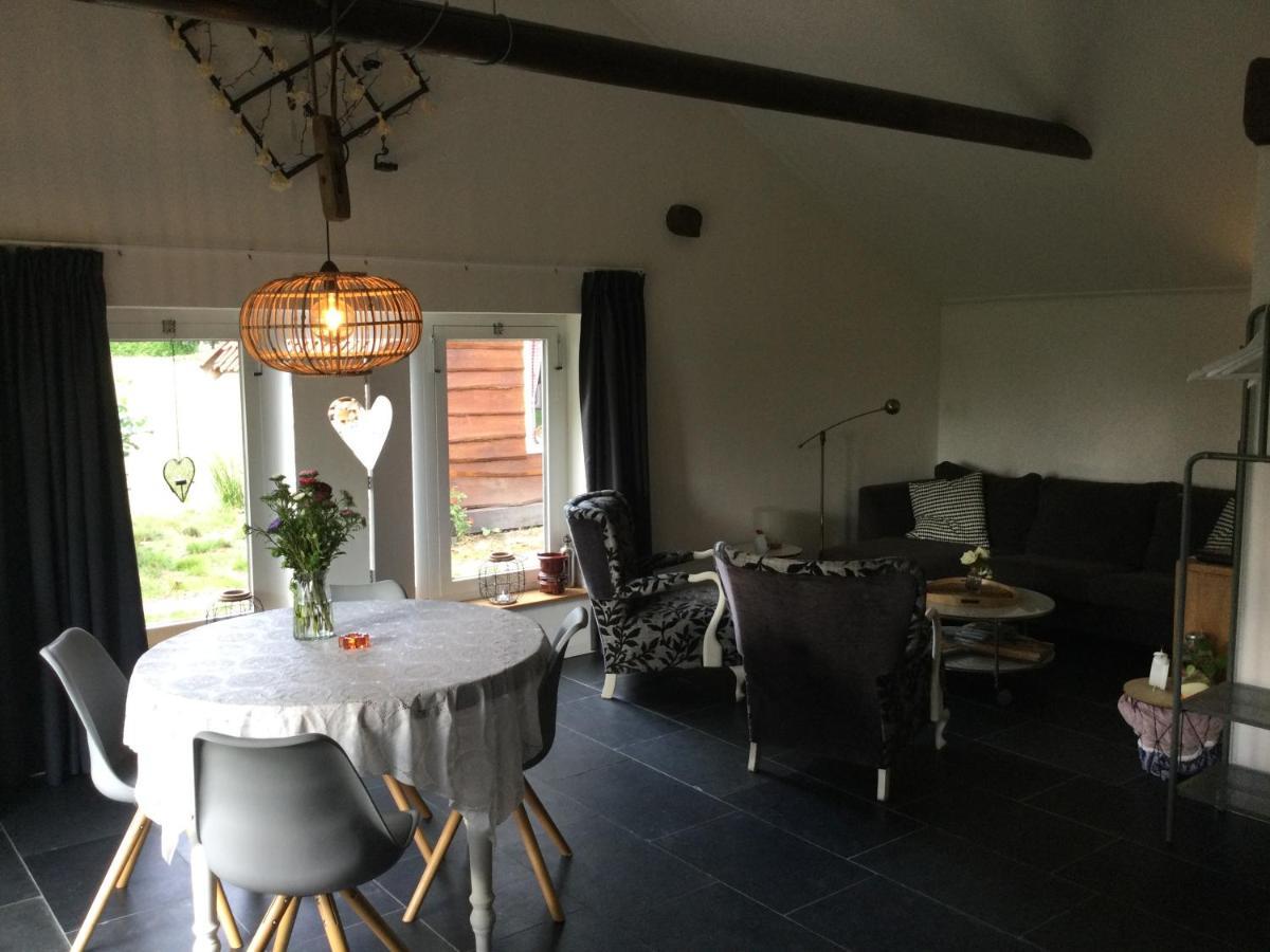 Landelijk gelegen Huisje op erf Veeningen Buitenkant foto