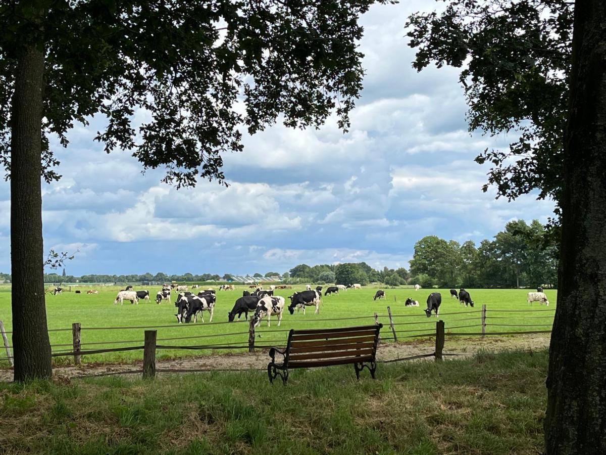 Landelijk gelegen Huisje op erf Veeningen Buitenkant foto